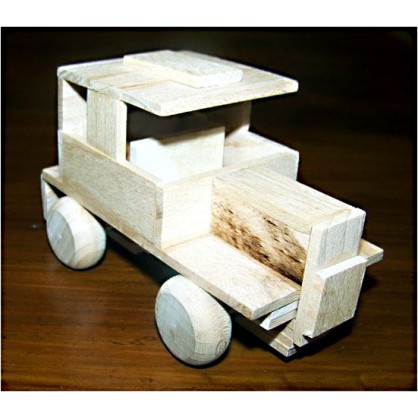 dřevěný materiál - osobní auto